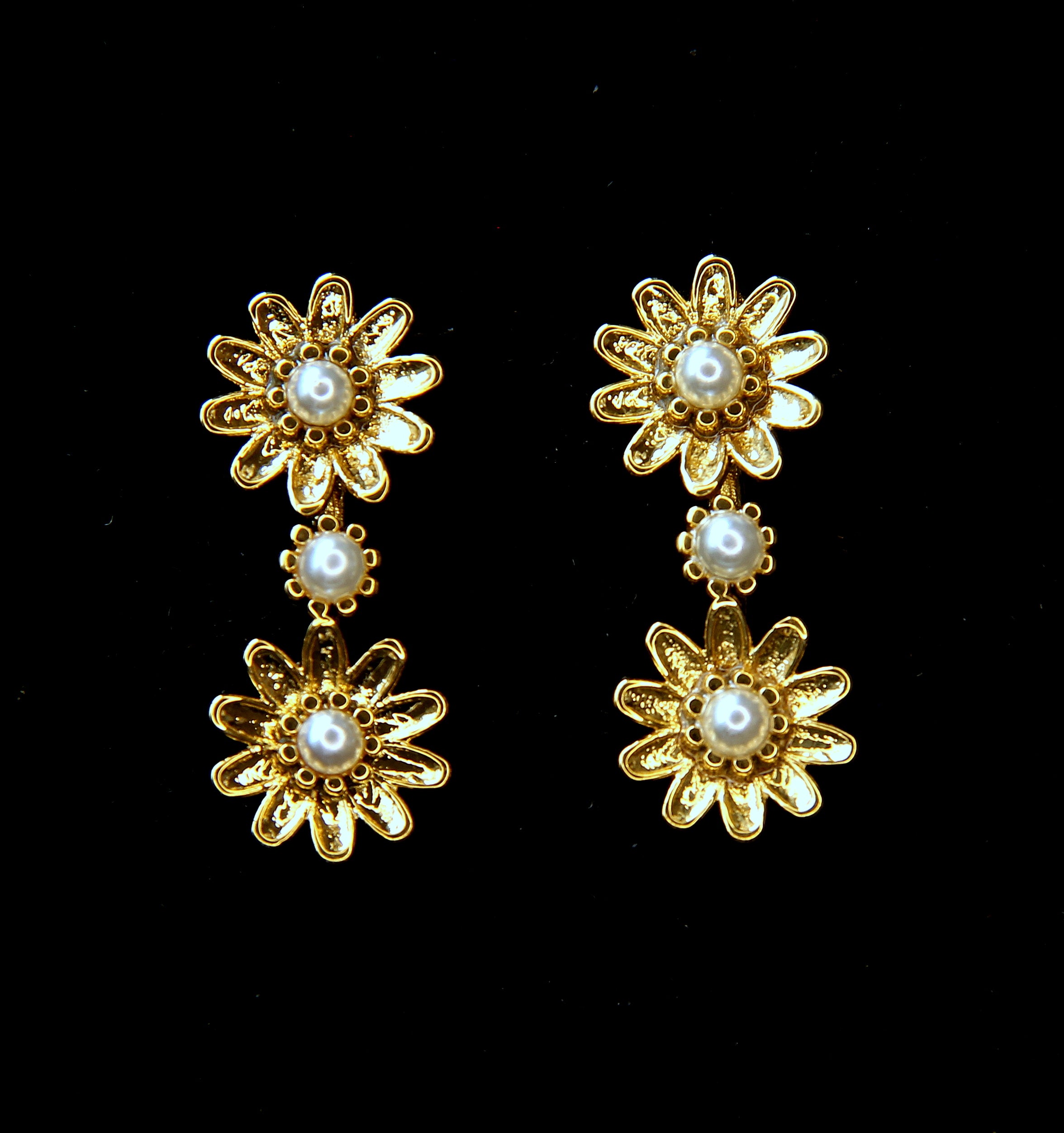 Gold flower earrings, pearl drop earrings, vintage jewelry, daisy dangle earrings, floral wedding jewelry, boho chic earrings, golden pearl studs
